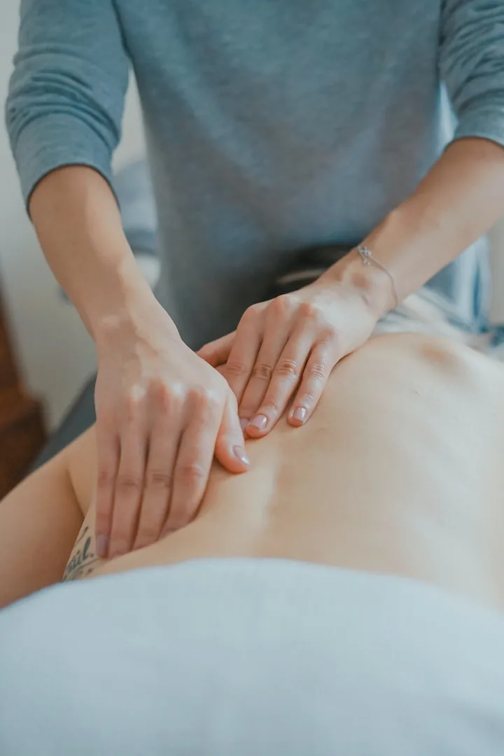 Pierwsza wizyta u osteopaty w Olsztynie - delikatna praca manualna